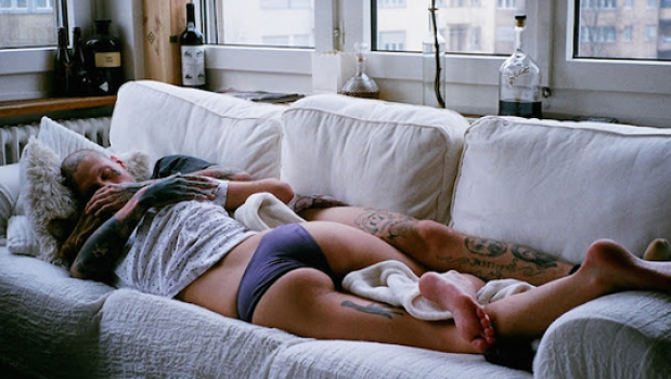 Şi-a găsit fiica, dezbrăcată, dormind lângă un străin în casă. Ce a făcut un tată e incredibil