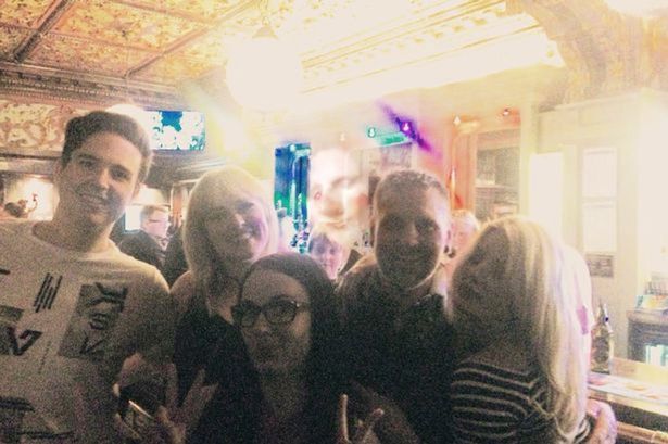 Un detaliu din această fotografie îți face pielea de găină. Un grup de actori din Liverpool, șocați 