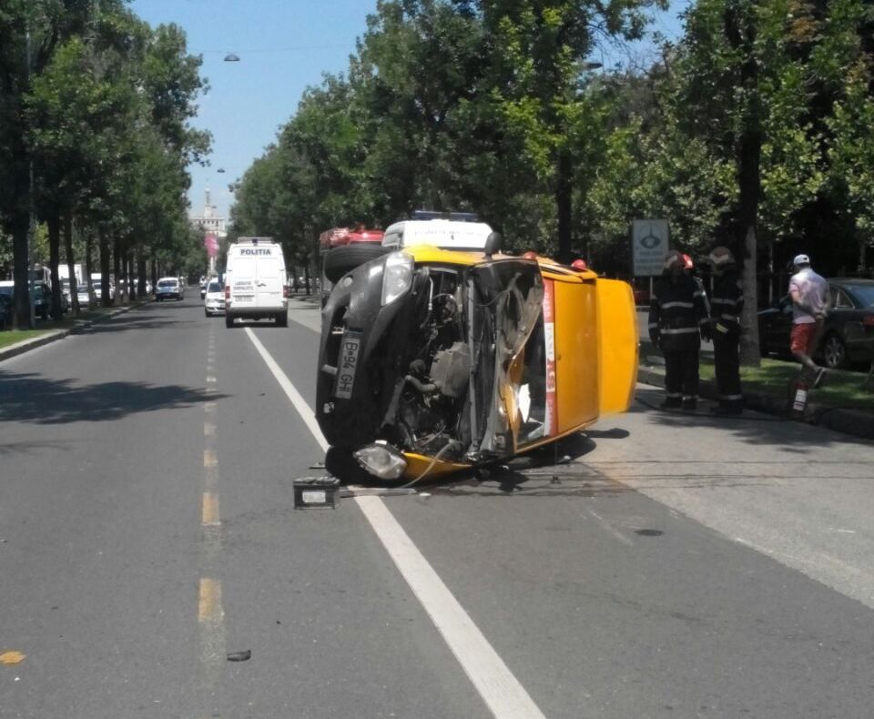 Accident spectaculos în Capitală, pe şoseaua Kiseleff: două persoane, rănite