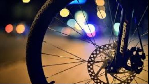 Biciclist căutat de polițiști după ce a lovit un copil de 4 ani și a fugit. Micuțul a ajuns de urgență la spital - VIDEO