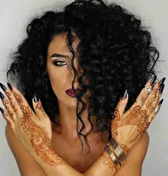 O recunoşti? Ce vedetă din România s-a transformat în Rihanna