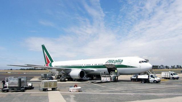 Decolările de pe aeroportul Fiumicino din Roma, suspendate din cauza unui incendiu de vegetație 