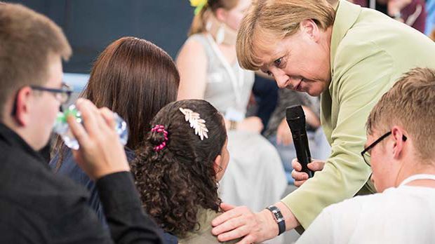 Răsturnare de situație în cazul tinerei refugiate pe care Angela Merkel a făcut-o să plângă 