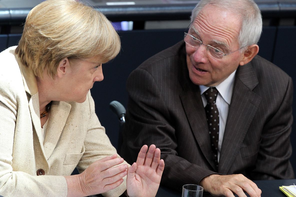 Merkel și ministrul german de Finanțe apără acordul cu Grecia în fața deputaților conservatori 