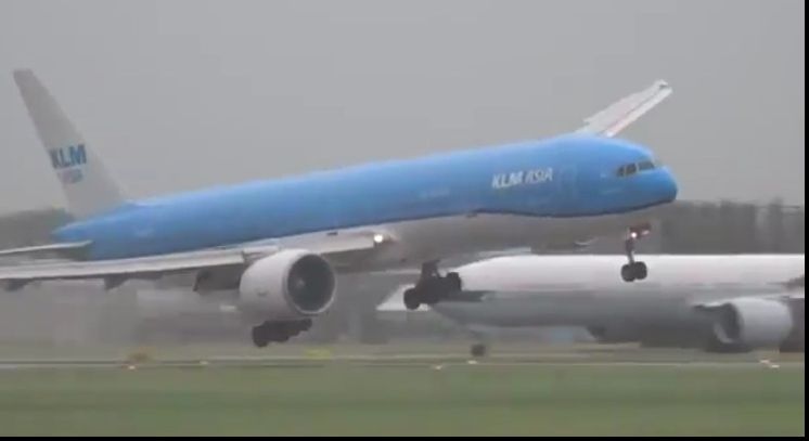 Un avion se pregătea să aterizeze când a început furtuna. Imagini de infarct