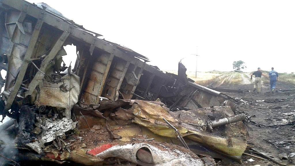 Avion prăbuşit într-o zonă rezidenţială. Trei persoane au murit