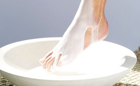 Băi de picioare cu lapte şi bicarbonat. Efectul, uluitor! 