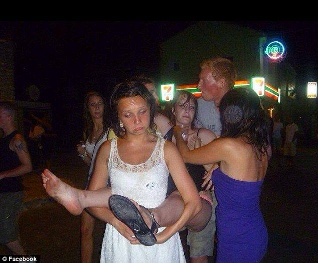 Fotografiile ruşinii: cum se distrează tinerii britanici în Grecia GALERIE FOTO amuzantă