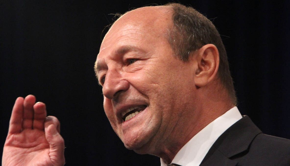 Socrul lui Traian Basescu, înmormântat cu onoruri militare, în prezenţa a sute de persoane