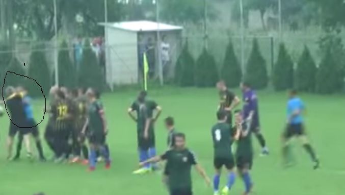 Se întâmplă în România: un arbitru a fost bătut pe teren de antrenorul uneia dintre echipe
