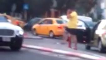 Un şmecher cu Bentley a sărit să bată un poliţist în trafic, în Constanţa. Ce a urmat e revoltător