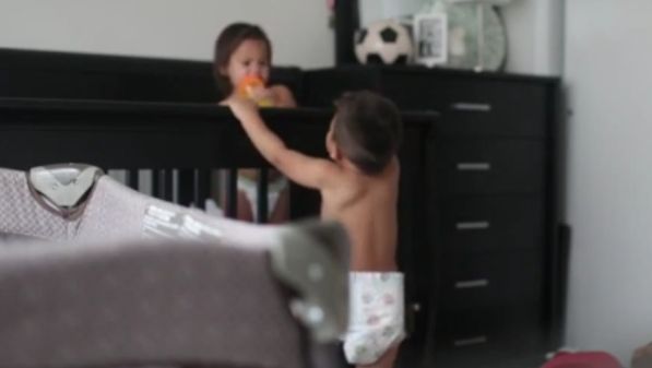 Părinţii i-au filmat cu camera ascunsă în timp ce dormeau. Ce au descoperit?