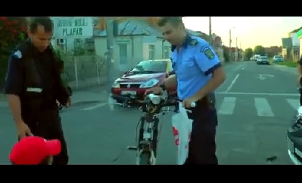IMAGINI INCREDIBILE Biciclist lovit de un echipaj de POLIŢIE! Oamenii legii fug de la faţa locului!