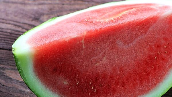 O felie de pepene l-a nenorocit pe un băieţel de 10 ani. Dus cu elicopterul SMURD la Timişoara