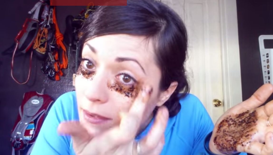 Îşi dă cu zaț sub ochi în fiecare dimineaţă. Pare ciudat ceea face, dar efectele sunt uimitoare