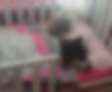 A mers să verifice copilul, dar a avut un şoc. Era lângă ea, în pat, şi nimeni nu bănuia nimic!