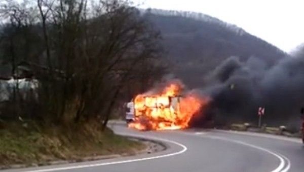 Un autotrailer a luat foc. Circulaţia este întreruptă pe DN2