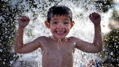 10 sfaturi să ne protejăm copiii de caniculă