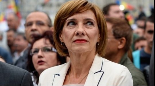 Carmen Iohannis, selfie cu elevii în prima zi de școală. Cu ce a fost întâmpinată Prima Doamnă