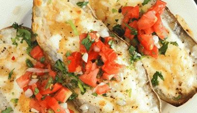 Reţetă delicioasă: Cartofi bărcuţă cu brânză şi ceapă