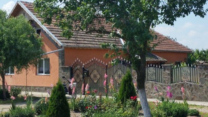 O icoană a lui Arsenie Boca plânge cu lacrimi de mir. Ce decizie au luat proprietarii locuinţei