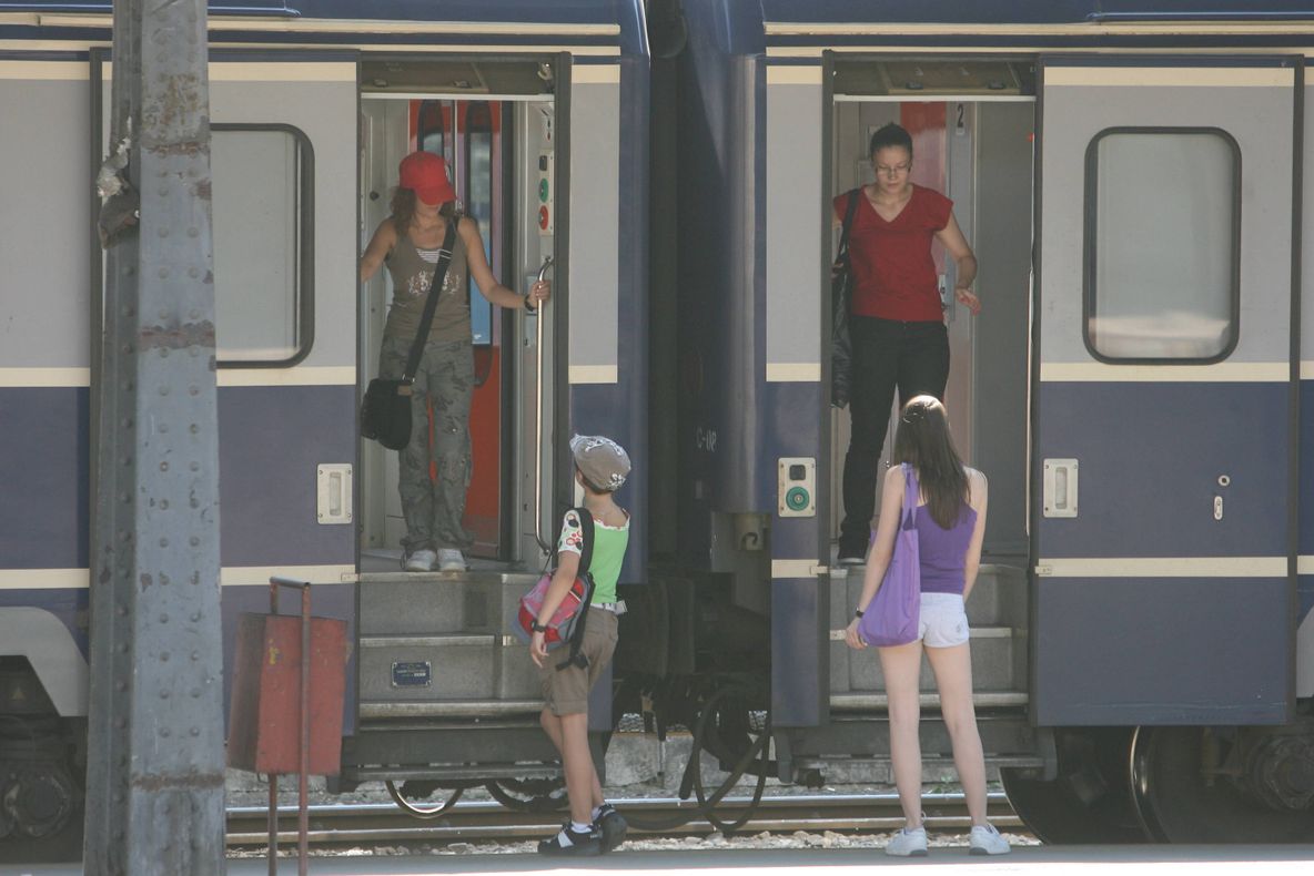 În prag de grevă, la CFR. Negocierile dintre sindicate şi conducere au eşuat