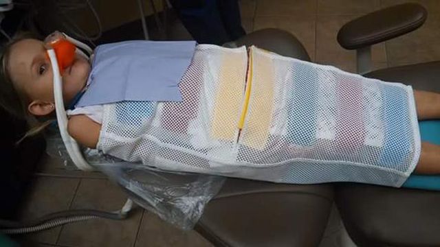 Cum trata un dentist copiii. Un tată a descoperit, şocat, adevărul, dar nu poate face nimic: e legal