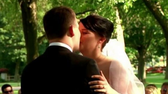 Tinerii care s-au căsătorit într-un cimitir. Nimic macabru: care este motvul straniu al alegerii