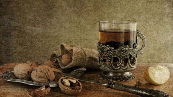 Nu mai arunca cojile de nuci. Cum le poţi folosi