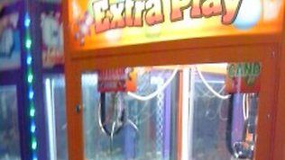 Este cel mai iresponsabil tată din lume. Iată ce a putut să facă acest copil, de mână cu tatăl său