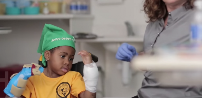 Premieră mondială în medicină. Copil de 8 ani a primit un transplant de mâini