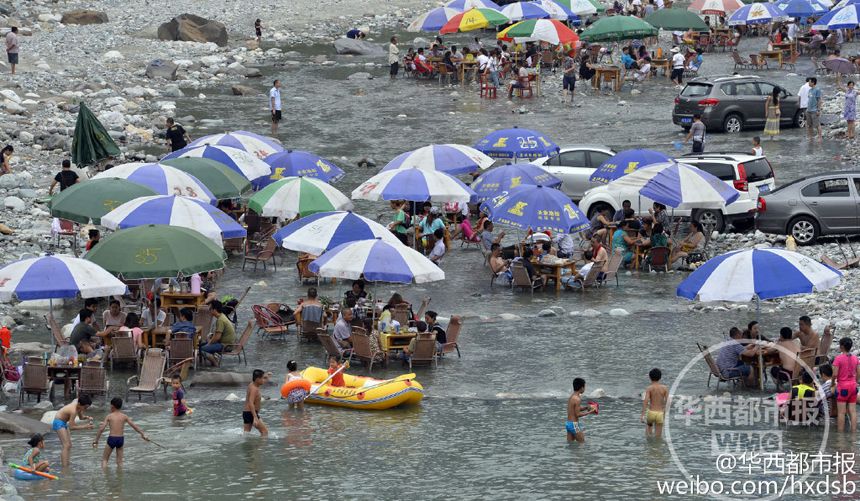 Cum se răcoresc 15.000 de chinezi într-o zi cu temperaturi extreme