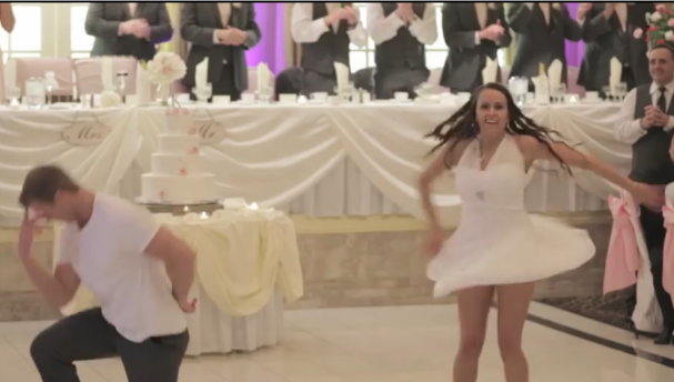 Au vrut un dans al mirilor diferit, aşa că au făcut asta! Toţi invitaţii au rămas muţi de uimire