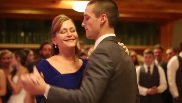 Părea un dans emoţionant între mamă şi fiu. Nuntaşii au fost uimiţi când au văzut ce se întâmplă