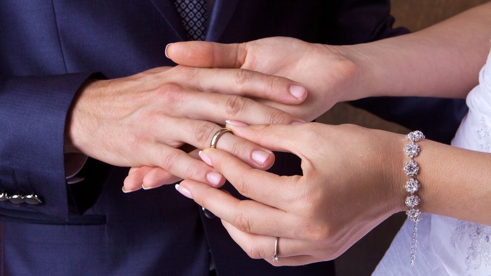 De ce se poartă verigheta pe al patrulea deget. Care este adevărul 