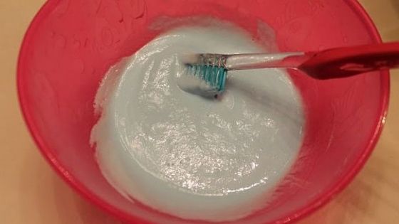 S-a dat pe dantură cu acest amestec, iar dinții s-au albit imediat. Rețeta e foarte simplă