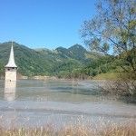 Satul scufundat din România, turiștii vin să vadă biserica de sub ape