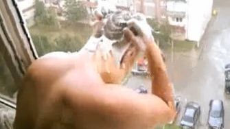 Un tânăr a făcut duş la geamul apartamentului cu apa de la ploaie