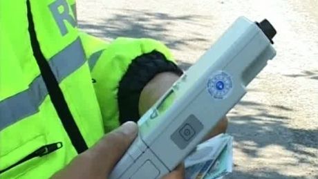 O adolescentă de 16 ani a murit, după ce maşina în care se afla s-a izbit de mai mulţi pomi de pe marginea drumului. Șoferul era băut