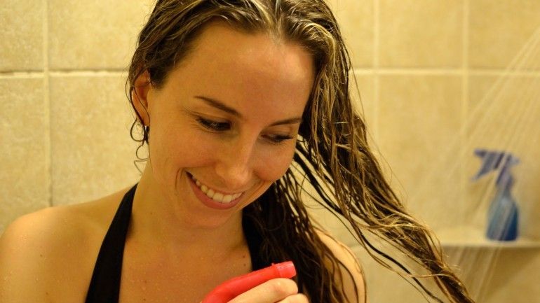 A înlocuit șamponul cu făină și s-a spălat pe cap timp de trei ani. Cum arată părul acum