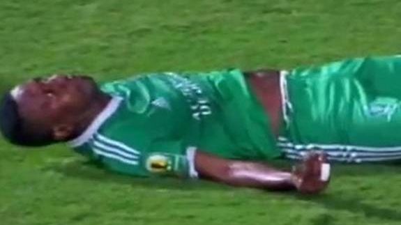 Accident şocant! Un fotbalist a căzut în cap şi şi-a fracturat coloana