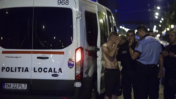Bătaie cu săbii în faţa unui club de manele şi a sediului IJP în Timişoara. Două victime,rănite grav