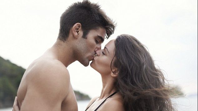 Fumatul e "sănătos" faţă de banalul sărut! Virusul cancerului se transmite uşor şi pe cale bucală