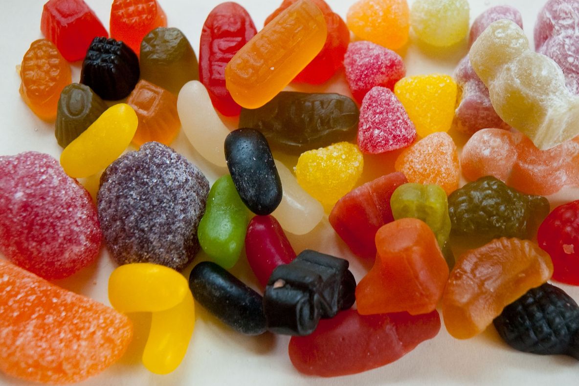 Constatare ȘOCANTĂ: Jumătate din JELEURILE de pe piață conțin coloranți cu extrași din GÂNDACI