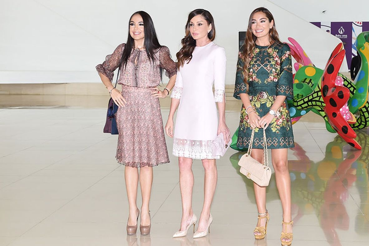 Imaginea care induce în eroare: par 3 prietene, dar una dintre ele este mama, bunică şi primă doamnă