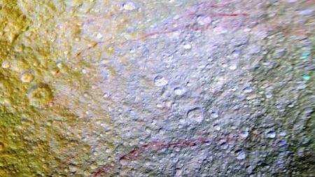 Contururi misterioase, descoperite de NASA pe un satelit al planetei Saturn
