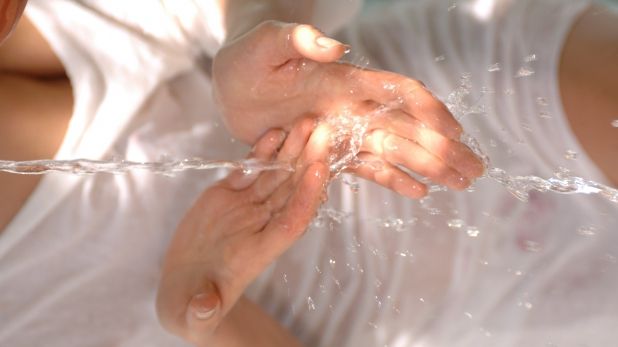 Te-ai întrebat vreodată de ce ni se încrețesc degetele în apă? Iată explicația