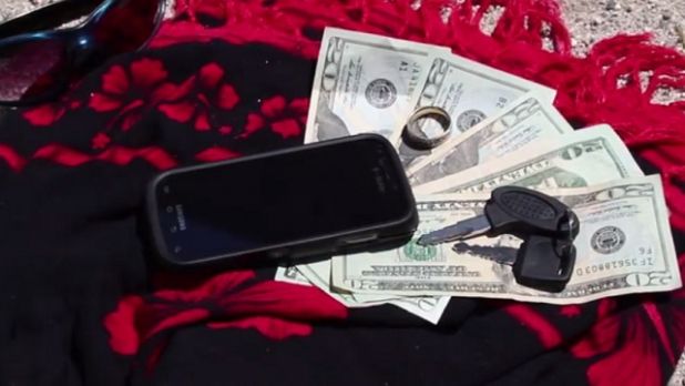 Super truc! Cum poţi lăsa banii şi telefonul pe plajă fără să le fure cineva
