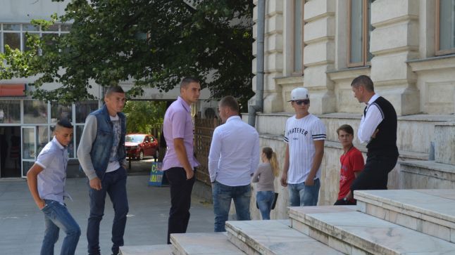  Șapte indivizi au violat o fată, până la leșin. Cum au sfidat instanța. Declarații cumplite