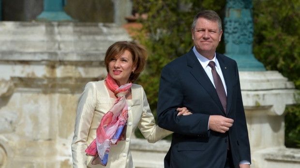 Carmen Iohannis, vizită la designerul preferat al Reginei Letizia. Rochiile probate, încântătoare